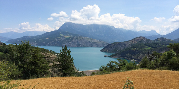 Vue panoramique sur le Lac de Serre-Ponçon, le barrage et le Muséoscope du Lac